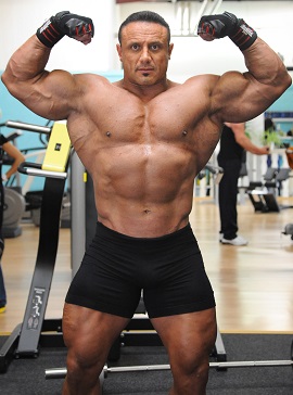 Sportnahrung-Engel Athlet Ilario Rongioletti beim Posing im Training