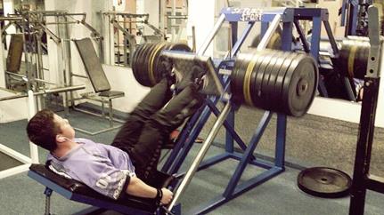 Edgar beim Training an der Beinpresse