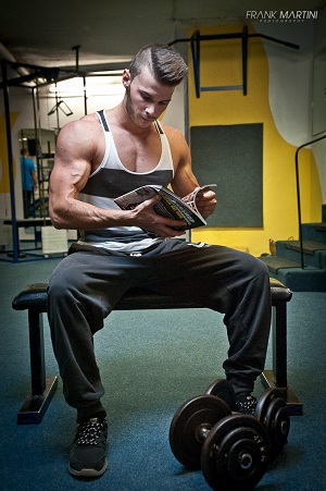In Bodybuilding Magazinen wie Flex und Muscle & Fitness nach Tipps zu Training und Ernährung suchen
