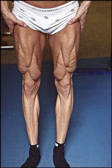 Edgar Kisler beim Posing der Beinmuskeln