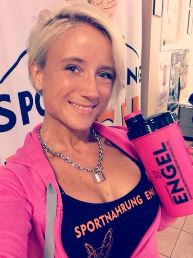 Bikini Athletin Barbie Bee mit dem neuen Shaker von Sportnahrung-Engel