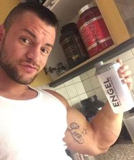 Tim Ferger mit dem neuen Sportnahrung-Engel Shaker 2.0
