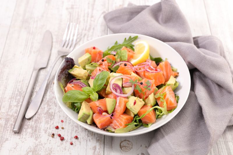 Auch die Hormondiät kann lecker sein mit einem Salat, fettreichem Fisch und ein Dressing mit Olivenöl