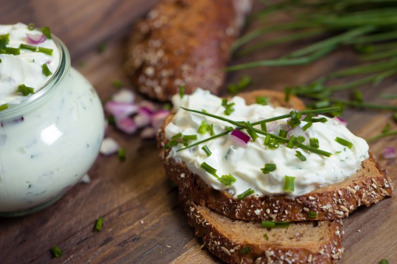 Zum Frühstück ein Brot mit Kräuterquark