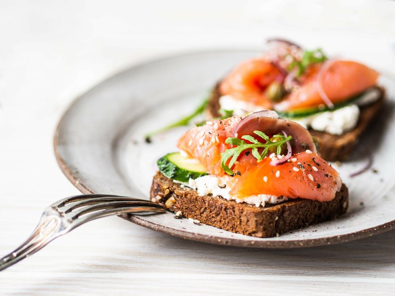 Gesundes Brot mit Lachs und Frischkäse