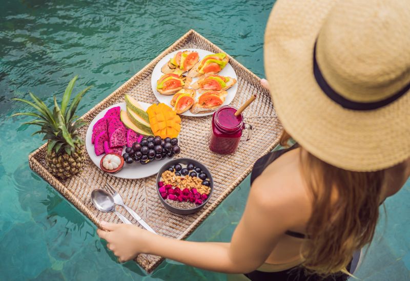 Gesundes Frühstück und Snack im Urlaub aus Früchten und Cerealien