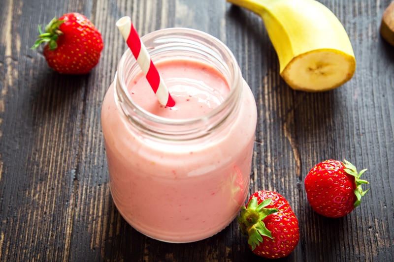 Proteinreicher Smoothie mit Banane und Beeren