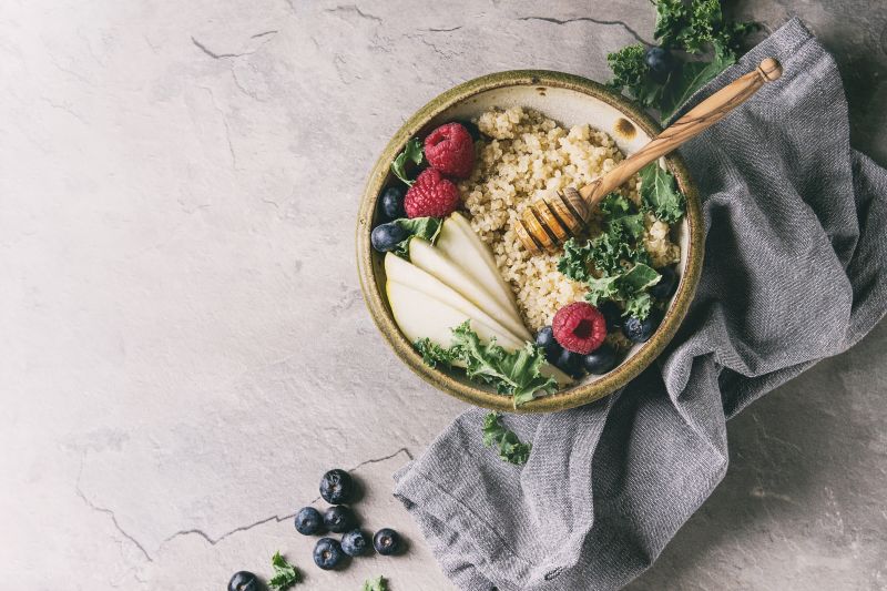 Quinoa Bowl mit Heidelbeeren und Proteinpulver