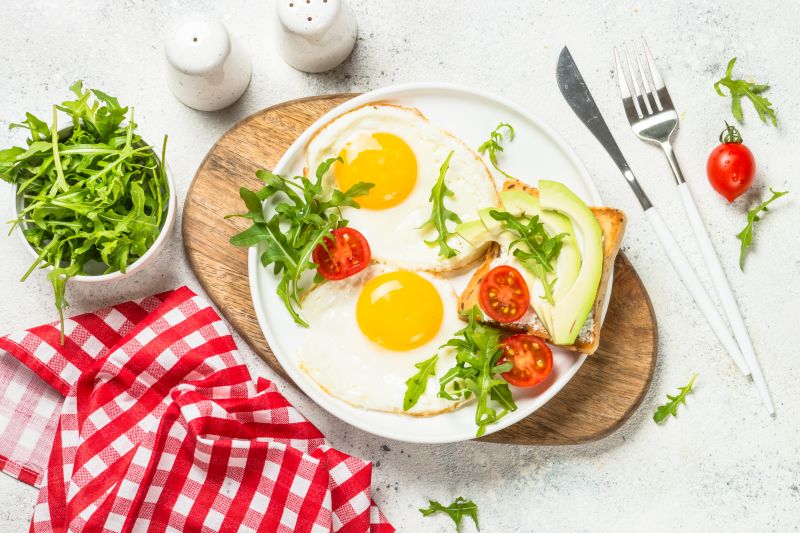 Leckeres Frühstück mit Ei, Avocado und Toast