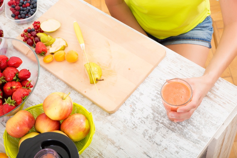 Frische Säfte durch Entsafter Küchenutensilien für die gesunde Fitnessküche