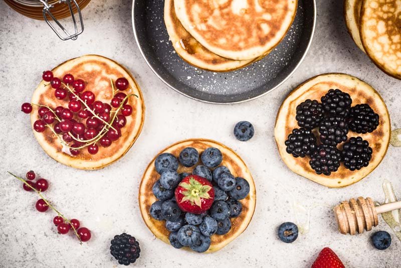 Protein Pancakes mit Früchten als Topping