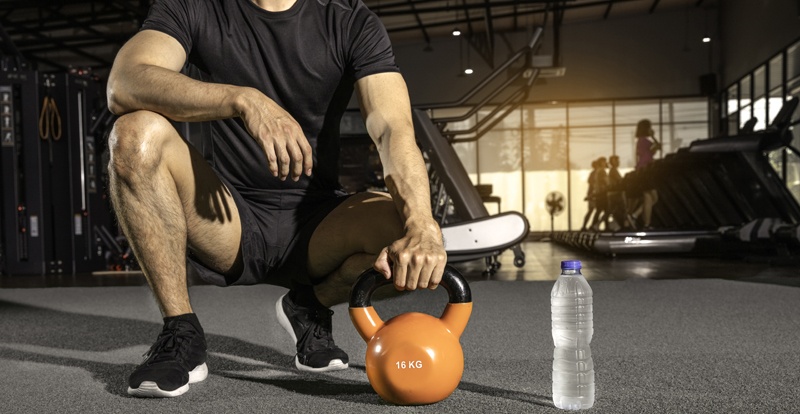 Kettlebell im Fitnessstudio