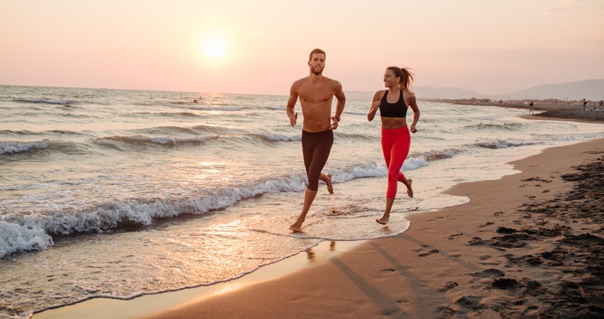 Laufen am Strand ist eine aktive Erholung für Körper und Geist