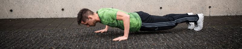 Liegestütze eine Oberkörper Kraft Übungen im HIIT Workout