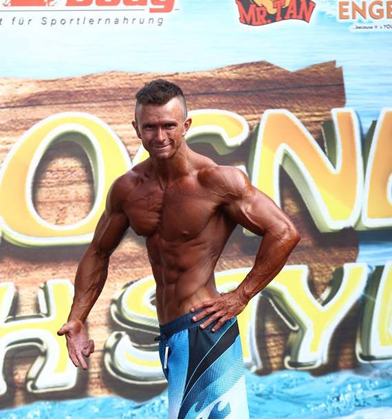 Mens Physique Athlet Andre Conrad auf der Cologne Beach Style in Köln